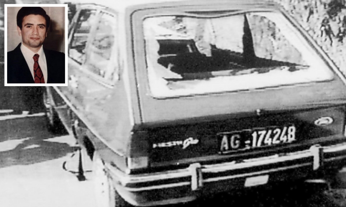 Il giudice Livatino, sullo sfondo l’auto dopo l’agguato mortale (foto ansa)