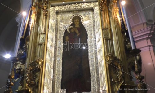Fede e tradizioniLa Festa della Madonna di Capocolonna, la storia del quadro della Vergine e il pellegrinaggio notturno per renderle omaggio