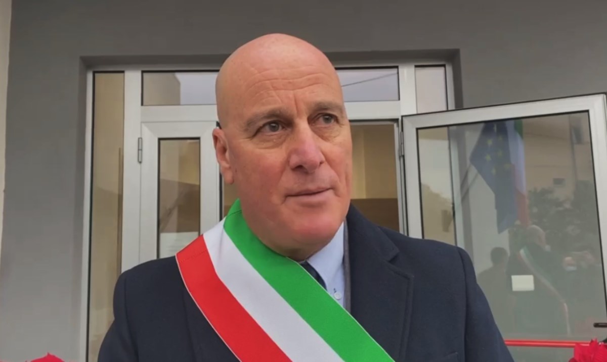 Il sindaco di Davoli, Papaleo (frame da un video sulla pagine fb del primo cittadino)