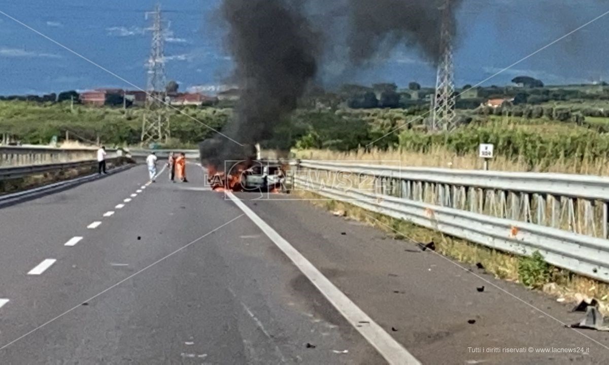 L’auto in fiamme dopo l’impatto