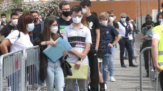 Vaccini ai maturandi in Calabria, affluenza ed entusiasmo tra i giovani: «Così tuteliamo noi e le famiglie»