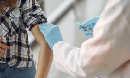 Vaccini anti Covid«Per i guariti dose unica entro un anno»: la circolare del ministero della Salute