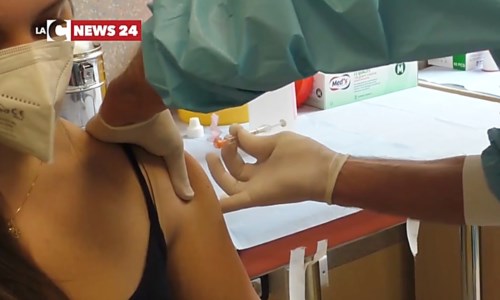 Vaccino anti-Covid, scarsa adesione tra i più giovani: si teme l'effetto emigrazione  