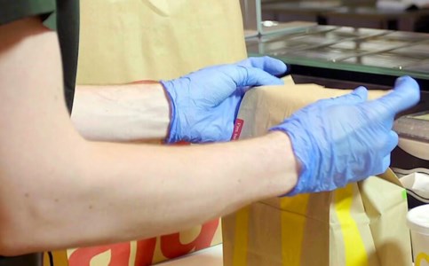 Sempre aperti a donareA Cosenza 430 pasti caldi a settimana per chi è in difficoltà: l’iniziativa McDonald’s e Banco alimentare