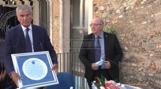 Il presidente Agostinelli con il Premio Kairos