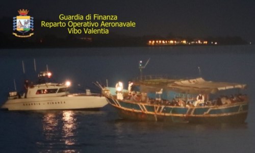 Migranti, peschereccio con 89 persone a bordo intercettato a largo di Roccella: arrestati 6 trafficanti