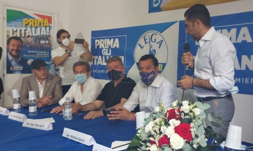 Salvini durante la cerimonia a Lamezia per l’inaugurazione della nuova sede della Lega