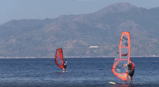 Reggio, Francesco e Nicola ipovedenti con la passione per il windsurf: «In mare ci sentiamo liberi»