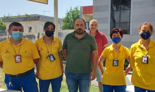 Aeroporti Calabria, addetti alle pulizie senza stipendi da aprile: «Lavoriamo e vogliamo il nostro salario»