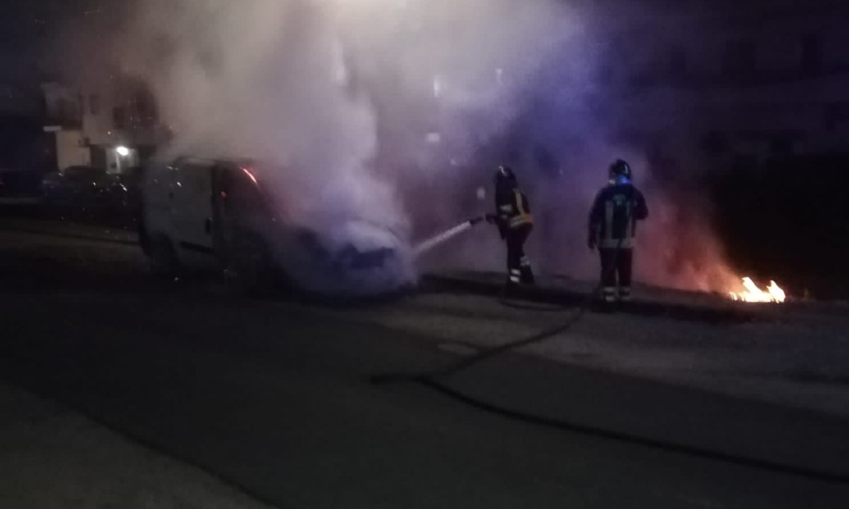 L’auto incendiata la scorsa notte a Schiavonea