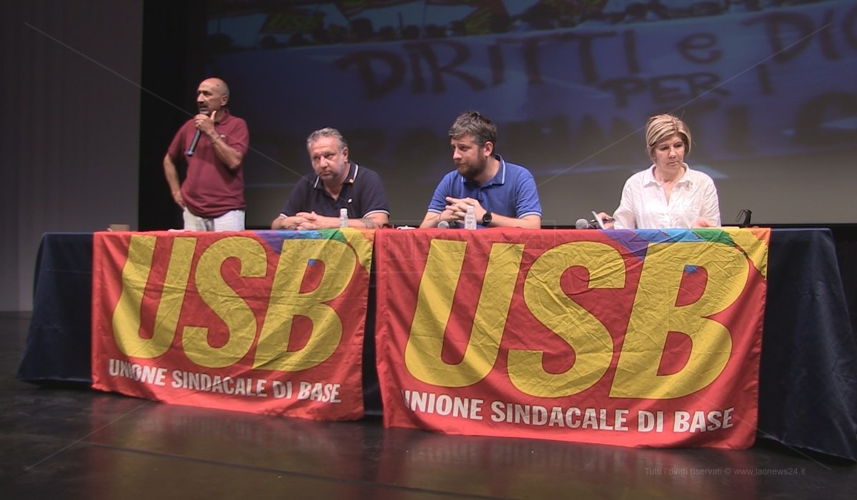I rappresentanti del sindacato Usb presiedono l’assemblea dei tirocinanti a Rende