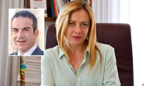 Sullo sfondo Giorgia Meloni, nel riquadro Roberto Occhiuto