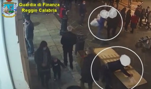 Reggio Calabria, i nomi degli agenti della Polizia locale arrestati e sospesi per furti di merce a ambulanti