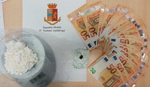 La droga e il denaro sequestrati dalla polizia