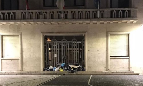 La spazzatura davanti al palazzo comunale di Crotone (Foto da Facebook)