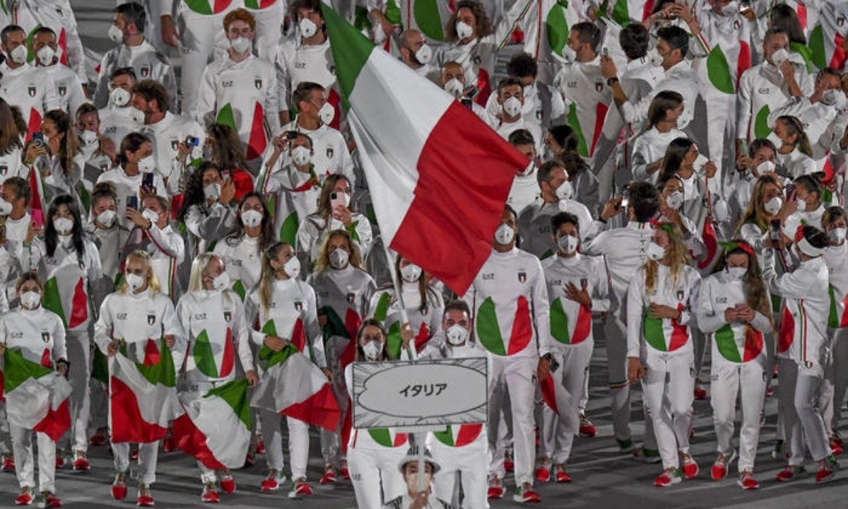 L’ingresso nello stadio Nazionale di Tokyo della delegazione italiana