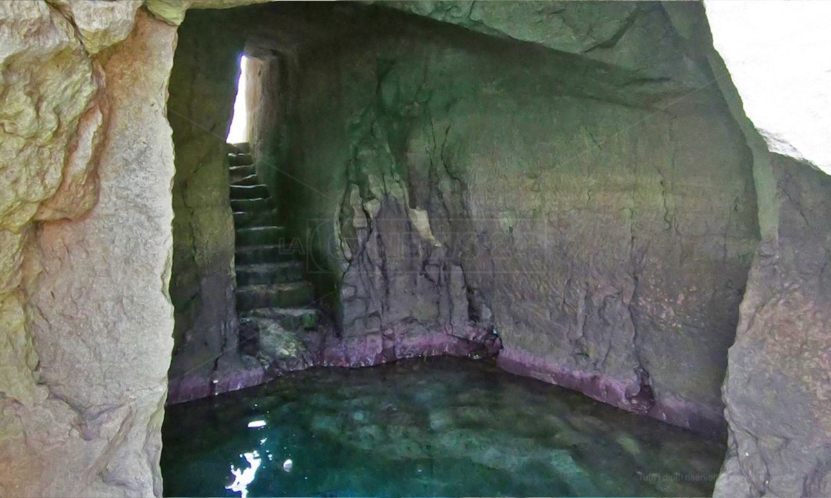 La grotta delle sirene a Tropea