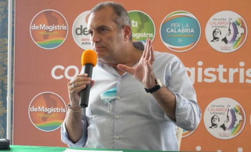 Elezioni CalabriaRegionali, de Magistris a Cosenza per avvio raccolta firme del suo polo civico