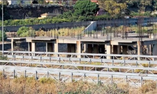 Inchiesta Mercato liberoReggio Calabria, amianto e rifiuti speciali interrate in un torrente: indagati 3 tecnici comunali