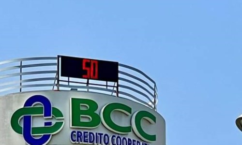 Caldo infernaleA Cosenza superati i 42 gradi ma il termometro della Bcc va fuori scala e segna +50