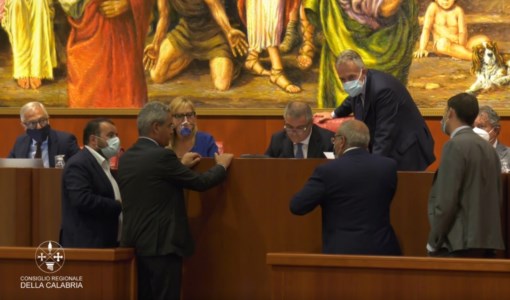 Regione CalabriaLa minoranza mette a nudo i limiti del centrodestra e il Consiglio si congeda senza i numeri