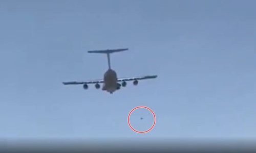 Il videoSi aggrappano alle ruote dell’aereo per fuggire da Kabul ma precipitano nel vuoto