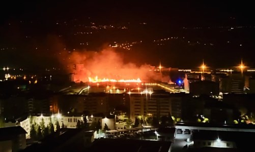 Roghi in CalabriaIncendio a Cosenza, ore di paura per i residenti: fiamme domate nella tarda notte