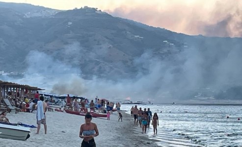 Calabria in fiammeIncendi, fuoco vicino ad alcuni lidi a Soverato: paura anche tra i bagnanti