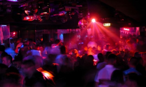 Balli vietatiCrotone, serata danzante abusiva e 23 lavoratori in nero: chiusa discoteca a Capocolonna