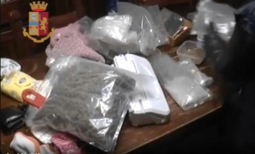 Spaccio di drogaQuasi due tonnellate di marijuana sequestrate in un capannone: arrestato un pregiudicato di Rosarno