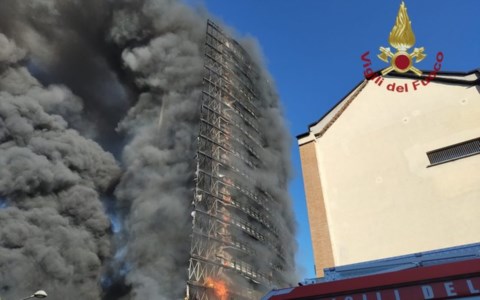 Paura in LombardiaIncendio a Milano, va a fuoco un palazzo di 15 piani con 70 famiglie