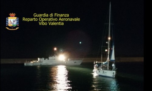 La trattaMigranti, intercettata barca al largo di Capo Rizzuto con a bordo 75 persone: fermati 3 sospetti trafficanti