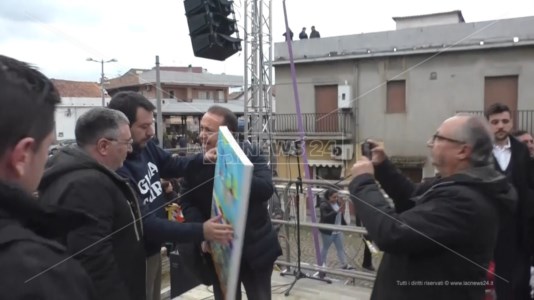 Bellofiore consegna un dono a Salvini
