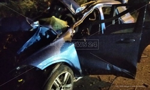 Sangue sulle strade calabresiDrammatico incidente a Isola Capo Rizzuto, due morti e un ferito grave