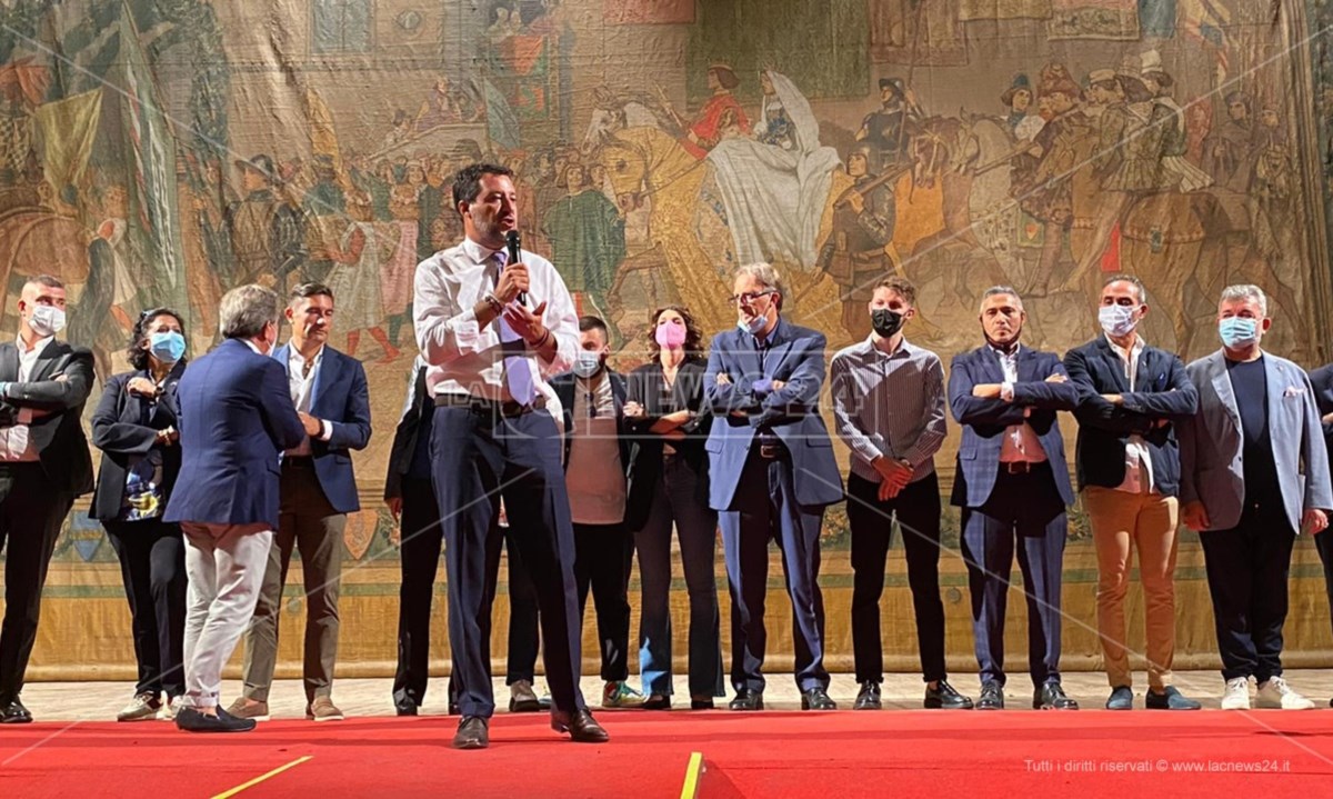 Salvini sul palco del Rendano