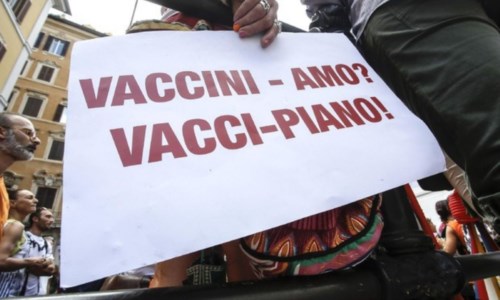La manifestazioneGreen pass e vaccini anti-Covid, in 300 protestano a Catanzaro: tra i manifestanti anche la senatrice Granato