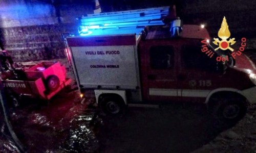 Emergenza meteoMaltempo Calabria, Vigili del fuoco in azione durante la notte nel Catanzarese - VIDEO