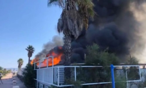 L’incendio nel lido di Siderno