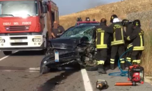 Sangue sulle strade calabresiCrotone, incidente stradale su statale 106: due feriti trasportati in ospedale