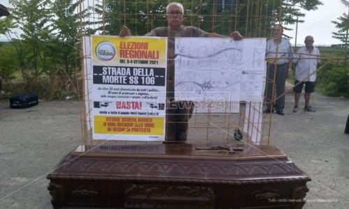L’appelloChiuso in gabbia con accanto una bara: la protesta per richiamare l’attenzione sulla pericolosità della Ss 106