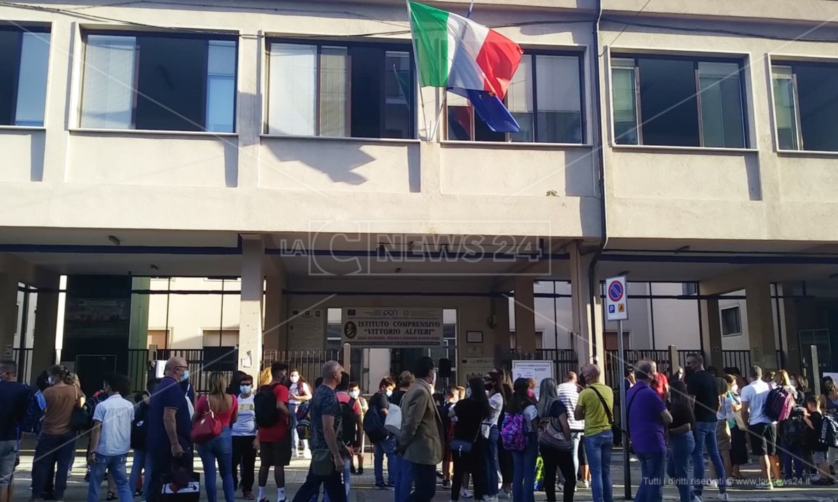 Genitori e alunni davanti all’Istituto Alfieri questa mattina