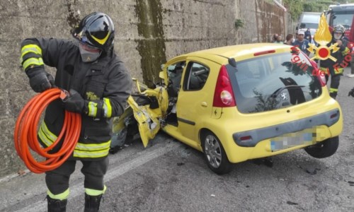 Sangue sulle strade calabresiIncidente nel Catanzarese, scontro tra un’auto e un camion: morta una 40enne
