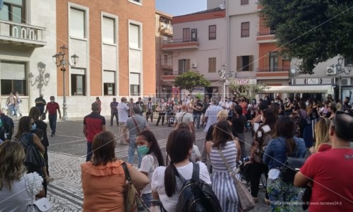 La manifestazioneCrotone, un intero quartiere senza trasporto scolastico: residenti in protesta davanti al Comune