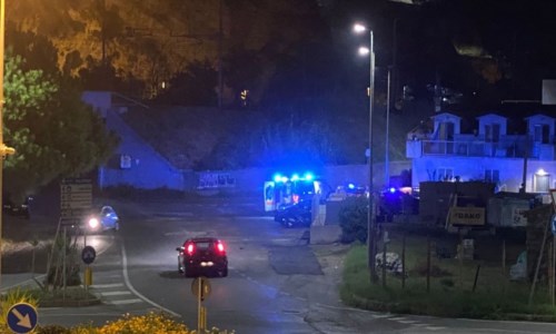 I carabinieri fuori dalla casa della donna accoltellata