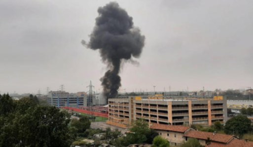 La tragediaMilano, aereo precipita su un edificio e prende fuoco: morte le 8 persone a bordo, anche un bimbo