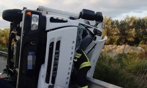 Incidente nel Crotonese: camion si ribalta, ferito il conducente