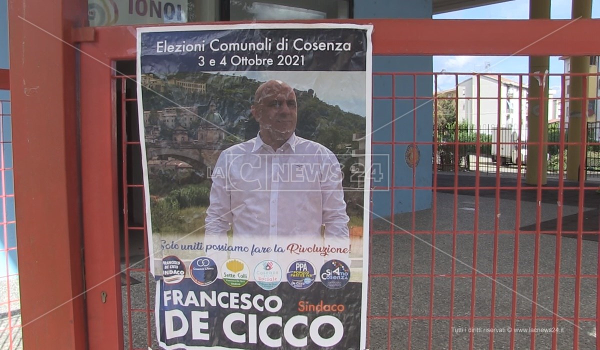 Uno dei manifesti elettorali all’ingresso degli uffici comunali di Via Popilia a Cosenza