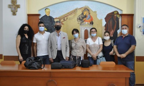 Nel CrotoneseIsola Capo Rizzuto, “Frammenti di Vita” di Fulciniti diventa libro di testo alla scuola media paritaria