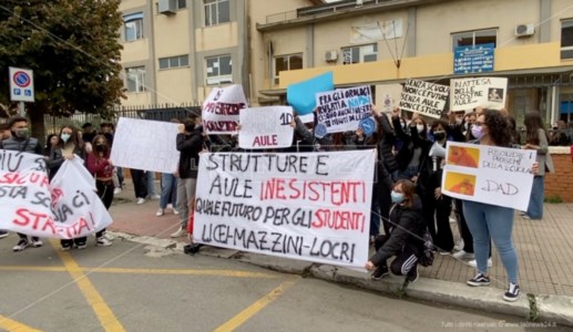 La protestaLocri, liceo senza aule e studenti in piazza: «Attendiamo da 4 anni, ora basta»