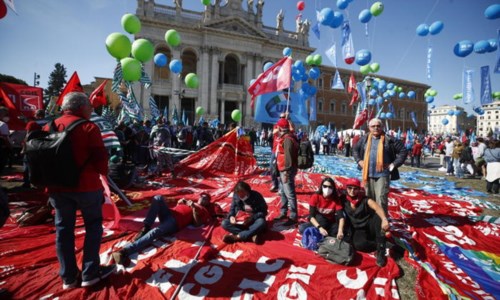 Un momento della manifestazione di questa mattina a Roma (foto Ansa)